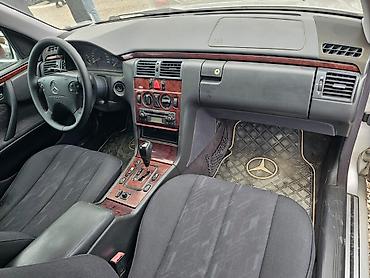 bmw 320 1996: Mercedes-Benz E 220: 2.2 l | 2001 il Sedan — 6