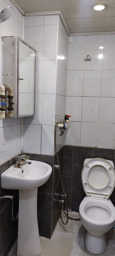 Uzunmüddətli kirayə mənzillər: Kirayə üçün 2otaqlı mənzil. Təsvir: - Daxili plan: zal, ayrıca yataq — 2