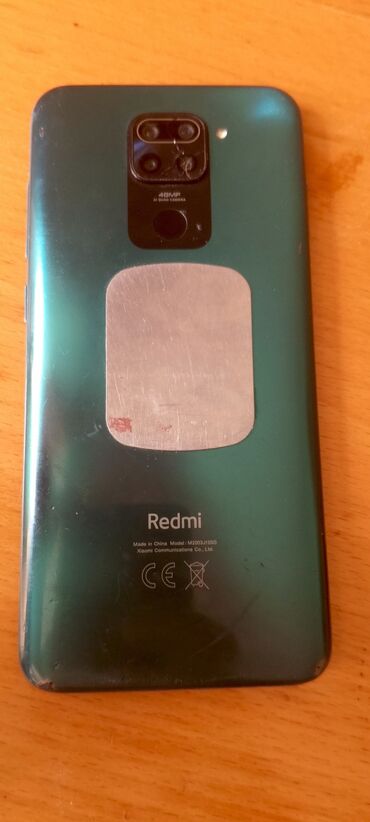 redmi note: Arxa tərəfində 48 MP dörd kamerası olan yaşıl Redmi smartfonu. Cihazın