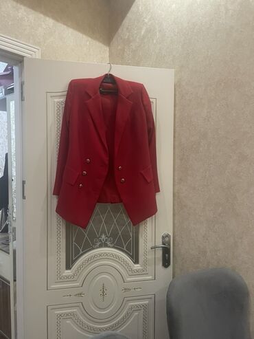 женские классические костюмы: Qadın geyim dəsti - Qırmızı, düyməli blazer: Yüksək belə qədər enən