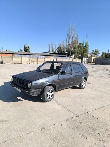 авто легковой: Представлен Volkswagen Golf MK2 черного цвета. Этот хэтчбек имеет