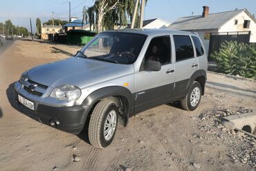 купить бу бокс на крышу автомобиля: Chevrolet Niva: 2010 г., 1.7 л, Механика, Бензин, Универсал