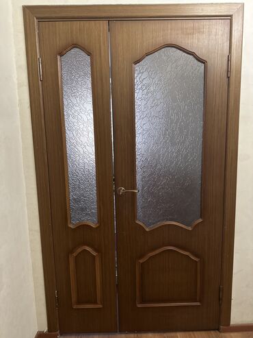 дверь цена: Продается дверь межкомнатные (для зала) б/у, в отличном состоянии