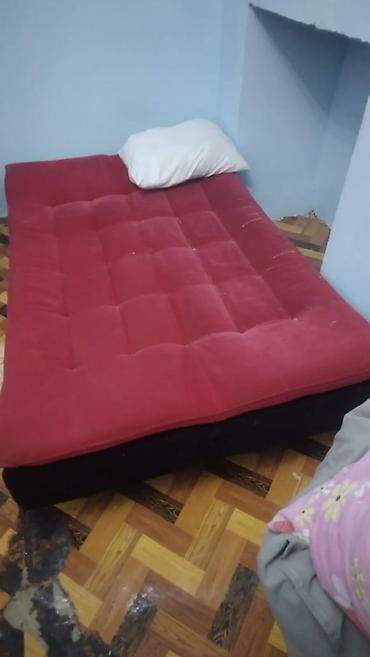 bag ucun divanlar: Qırmızı açılıb-yığılan divan-kreslo tipli mebel. Şəkillərdə göründüyü — 2