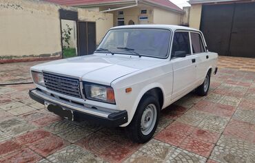 VAZ (LADA): VAZ 2107 sedan Xüsusiyyətlər: - Kuzov: 4 qapılı sedan, ağ rəng - — 3
