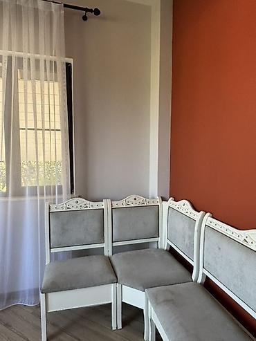 Künc oturacaq dəsti 3 hissədən ibarətdir, bitişik deyil, mətbəxdə və