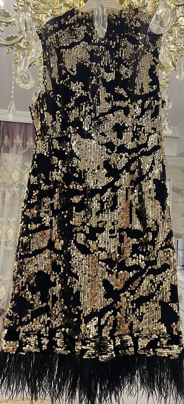 Ziyafət donları: Vılur ustunde biserli paltar zaradan alınıb,sumka tezedi — 2