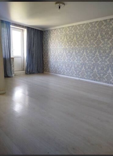 срочно продаётся квартира в районе ошского рынка: 1 комната, 43 м², 104 серия, 4 этаж, Косметический ремонт