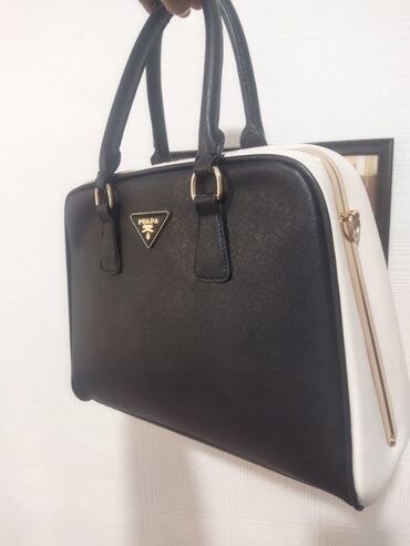 сумка на кыргызском: Сумка Prada, двухцветная (черный/молочный), с жестким каркасом и
