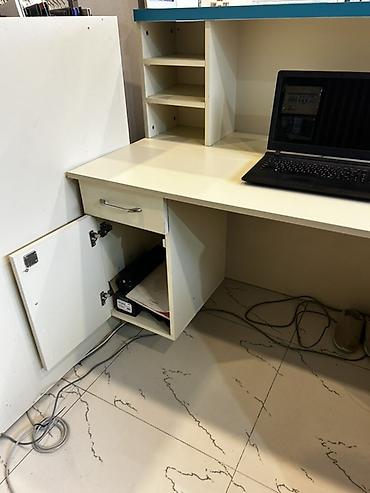 ofis oturacaqlari: Resepşn/administrator masası - Rəng: krem/açıq bej, üst paneldə — 2