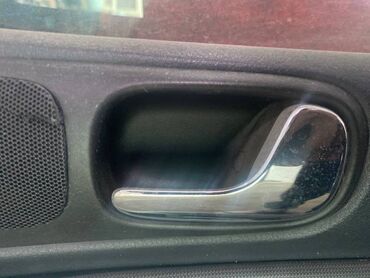 ауди: Ручка двери внутренняя Audi A4 B5 1.6 БЕНЗИН 1999 перед. прав. (б/у)