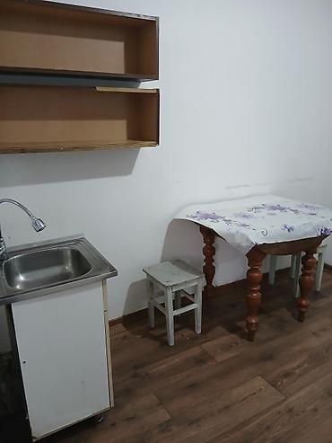 Долгосрочная аренда комнат: Сдаётся небольшая комната-студия. Планировка и оснащение: - Жилая — 2