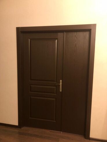 qapi uzluyu: Qəhvəyi rəngdə, taxtadan hazırlanmış qapı. Otaqlara və ya ofislərə