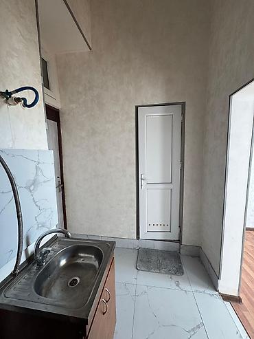 Daşınmaz əmlak: 2 otaqlı mənzil – Kirayə verilir xidmət haqqı 50 azn - Otaq: Geniş — 4
