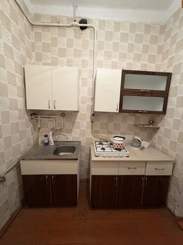 Mətbəx mebeli: Mətbəx mebeli dəsti, ağ və tünd qəhvəyi rənglərdədir. Dəstə lavabo