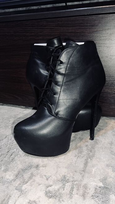 летняя женская обувь: Ботинки и ботильоны 39.5, цвет - Черный