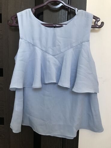 женская ветровка: Шифоновая блузка 
Размер S
Цена 250 сом
