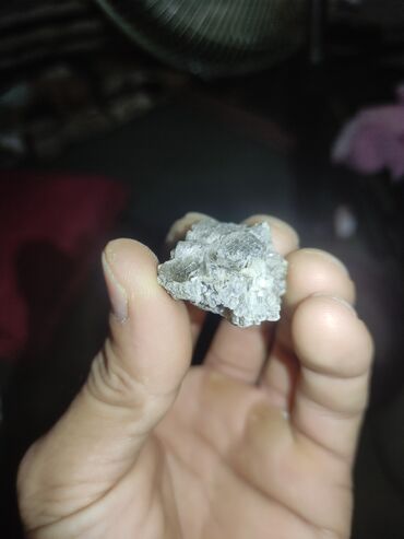 Кабели: Təbii mineral nümunəsi – gümüşü-boz rənglp buli, parıltılı və laylı