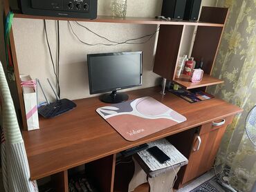 продам орех дерево: Компьютерный стол, Б/у, С полками, Дерево