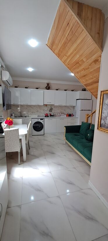 Qarajlar: Kirayə verilir. İki mərtəbəli, tam təmirli mənzil. Birinci mərtəbədə
