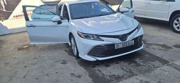 диск субару асцент: Белый седан Toyota Camry с открытыми передними и задними дверями