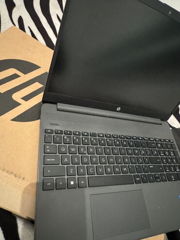 продаётся ноутбук запечатанный абсолютно новый привозной из америки: Ноутбук, HP, 8 ГБ ОЗУ, Intel Core i3, Более 17.3 ", Новый, Для несложных задач, память HDD + SSD