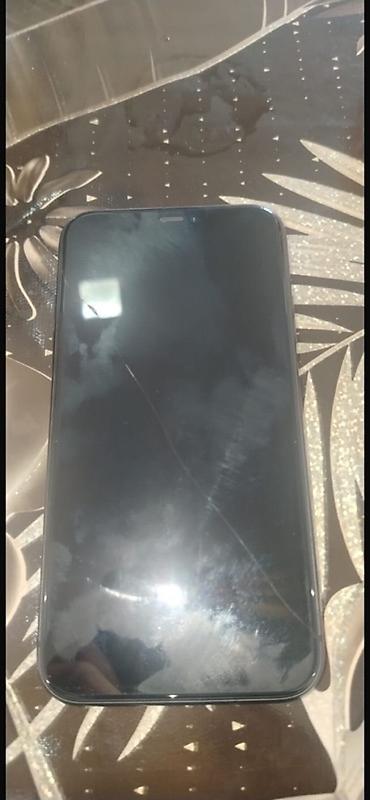 a 20 s: IPhone 11, 128 GB, Qara, Face ID — 1