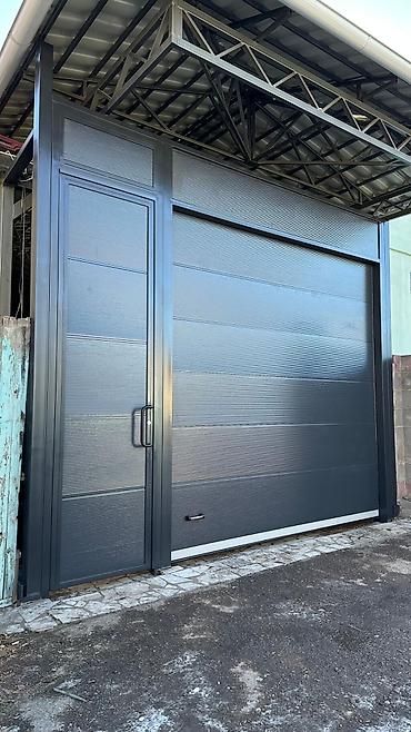 Секционные ворота: Секционные гаражные ворота с калиткой в современном дизайне - Тип — 4