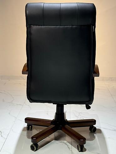 Офисные кресла: Офисное кресло, Б/у, С колесиками, цвет - Черный, Кожа, В рассрочку, Платная доставка — 8