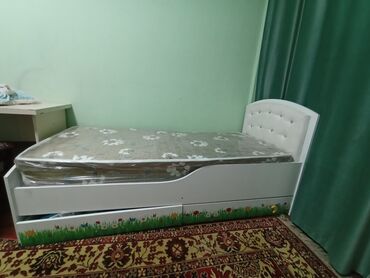 мияхкий диван: Диван-кровать, цвет - Белый, Б/у