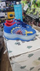 hörümçək adam paltari: Hem ayaqabi hem rolik Spider‑Man temalı - Rəng: mavi üst, qırmızı