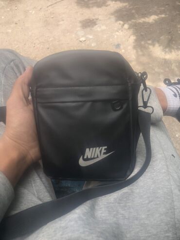 Классические сумки: Классическая сумка, Nike, Материал: Полиэстер, Регулируемый ремень, Мужские at lalafo.kg Классические сумки: Классическая сумка, Nike, Материал: Полиэстер, Регулируемый ремень, Мужские