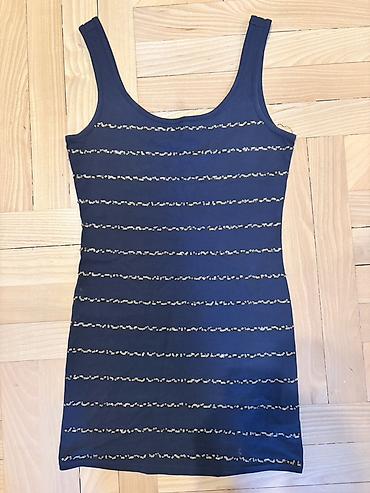 Forever 21 Tünd göy rəngdə, bədənə yatımlı, qolsuz mini don. - Model
