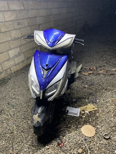 CD, DVD диски и кассеты: Göydən və gümüşü rəngli moped, şəhər daxilində gəzintilər və ya