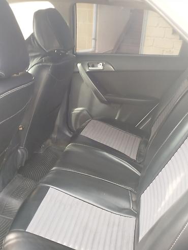 Kia: Kia Cerato hatchback – ağ rəngli, 5 qapılı. Xüsusiyyətlər: - Kuzov — 4