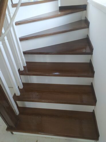 Деревянные лестницы: Деревянная лестница с окрашенными ступенями и белыми балясинами — 8