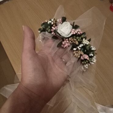 Svadbena oprema: Cvetna traka za kosu sa velom, idealna za posebne prilike. Traka je — 4