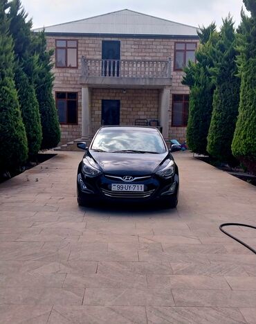 Hyundai Elantra: 1.8 л | 2015 г. Седан