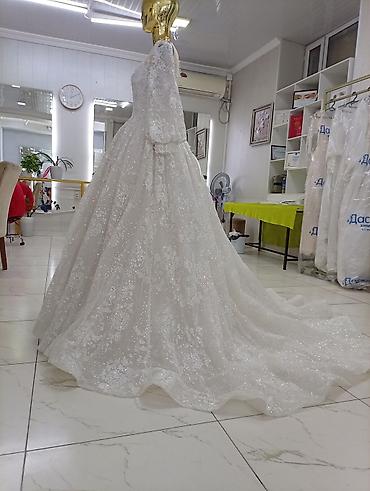 583 proba: Свадебное платье с длинным шлейфом и рукавами - Силуэт — 1