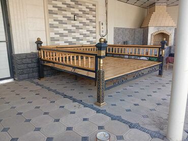 бамбуковые перегородки: Деревянная тапчан с металлическим каркасом, окрашенным в черный цвет с