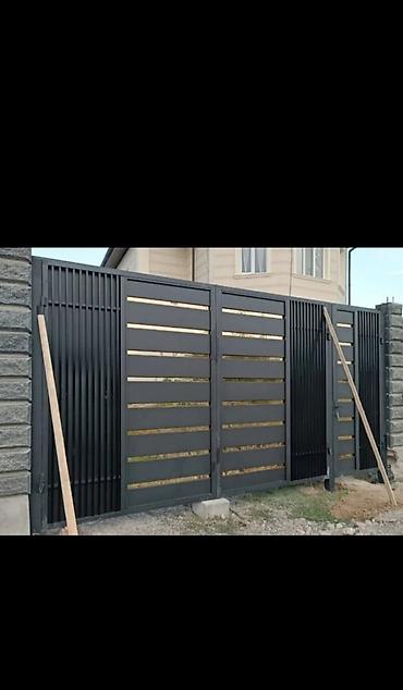 Откатные ворота: Металлические ворота с горизонтальными ламелями, окрашенные в серый — 3