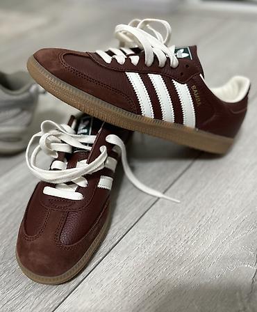 самри 30: Adidas Samba OG — кроссовки в винно-бордовом цвете с белыми полосами — 2