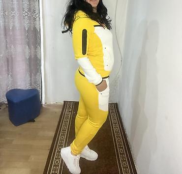 buzz nike tn patike: Dvodelni ženski komplet trenerki u žuto-beloj kombinaciji. - — 4