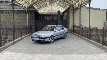 Volkswagen: Volkswagen Vento: 1993 г., 1.8 л, Механика, Газ, Седан