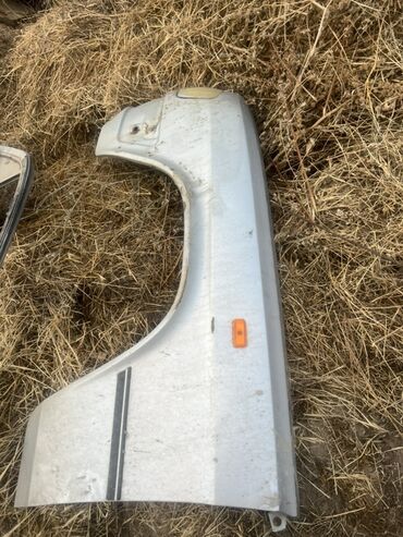 Капоты и комплектующие: Волга 3110, волга Предлагается набор автомобильных запчастей — 8