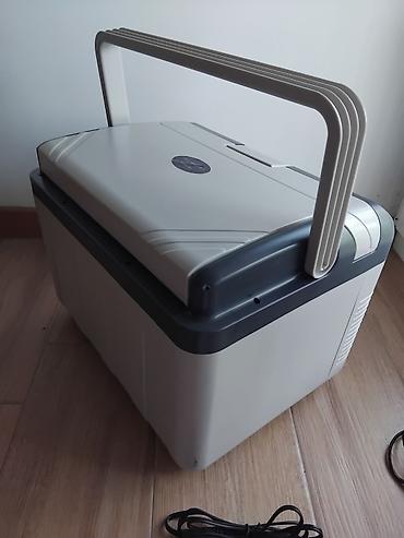 ceo set: Ručni frižider, 12V i 220V
Hladi i greje. 
Kapacitet 12l
Bukvalno nov — 1