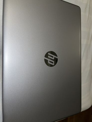 Apple MacBook: HP noutbuk – gümüşü korpus, 15.6” sinifində. Yeni alınıb, alınandan