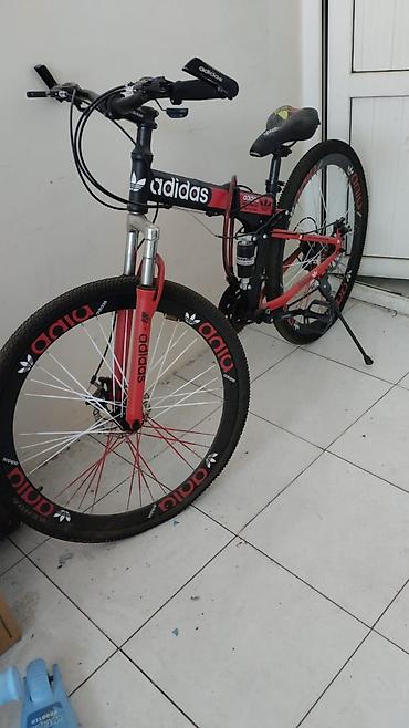адидас: Velosiped – dağ tipli, 26” təkərlər - Rəng: qırmızı/qara, üzərində — 2
