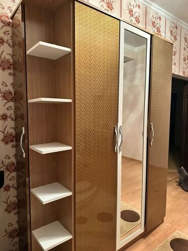 yeni yasamal evler: Dolab 200 azn Təzə alınıb Ölçü.Hün. 220sm dərin 55sm uz 160sm Ünvan