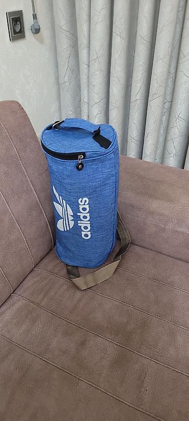 adidas şort: Adidas dizaynlı mavi rəngli silindrik çanta. Üzərində böyük ölçüdə ağ — 2